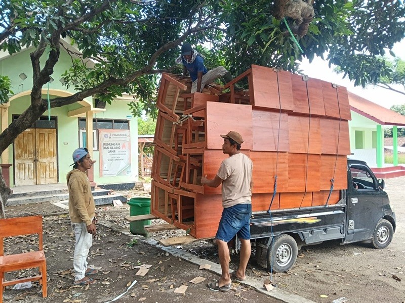Meubeler Meja dan Kursi